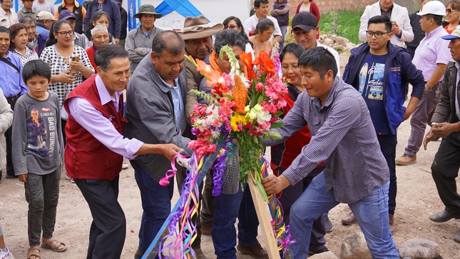 Alcalde de Urubamba coloca primera piedra para construcción de puente en APV Virgen de Lourdes 