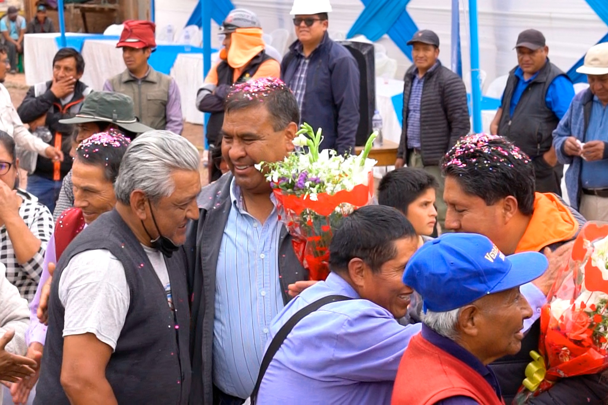 Alcalde de Urubamba coloca primera piedra para construcción de puente en APV Virgen de Lourdes