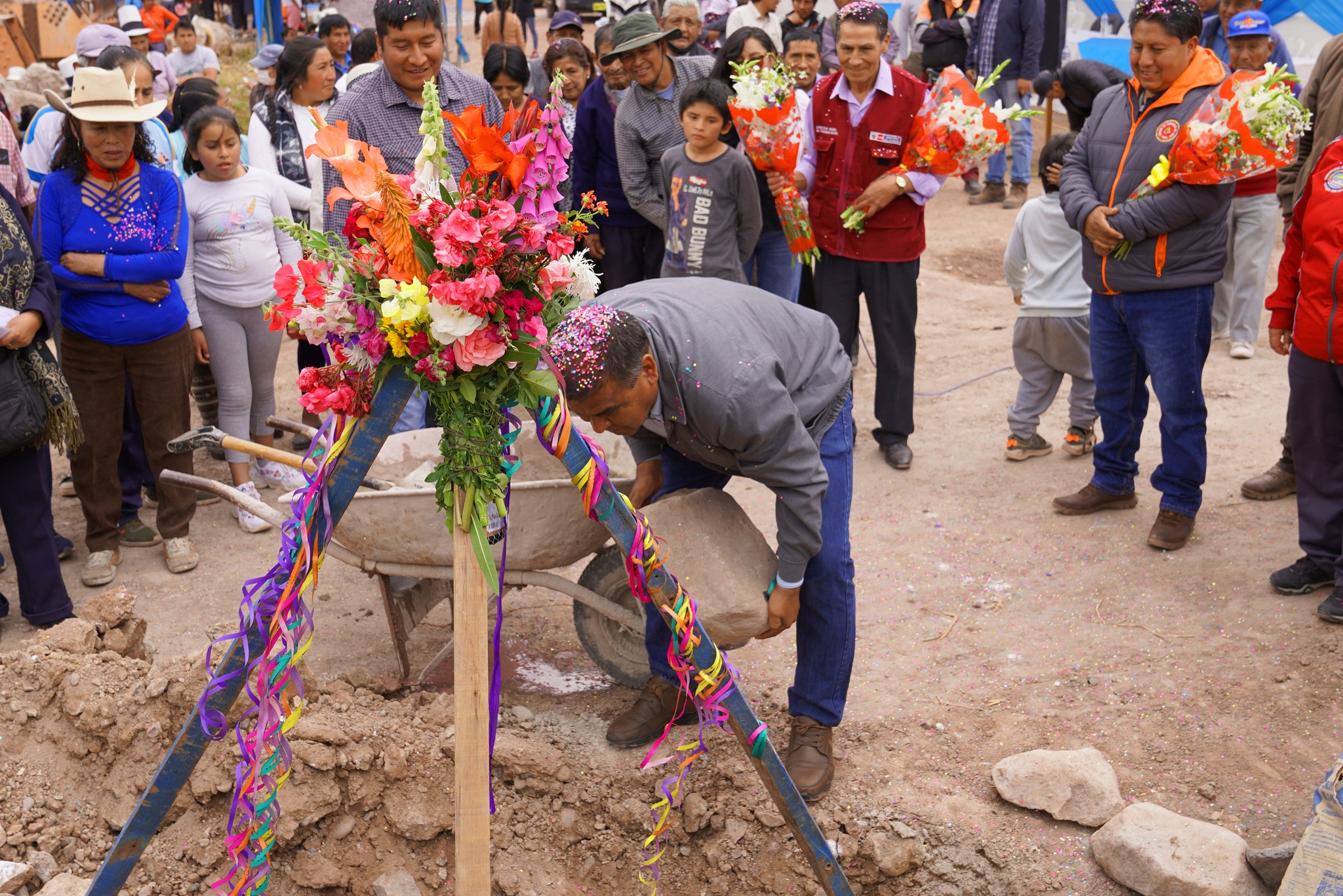 Alcalde de Urubamba coloca primera piedra para construcción de puente en APV Virgen de Lourdes