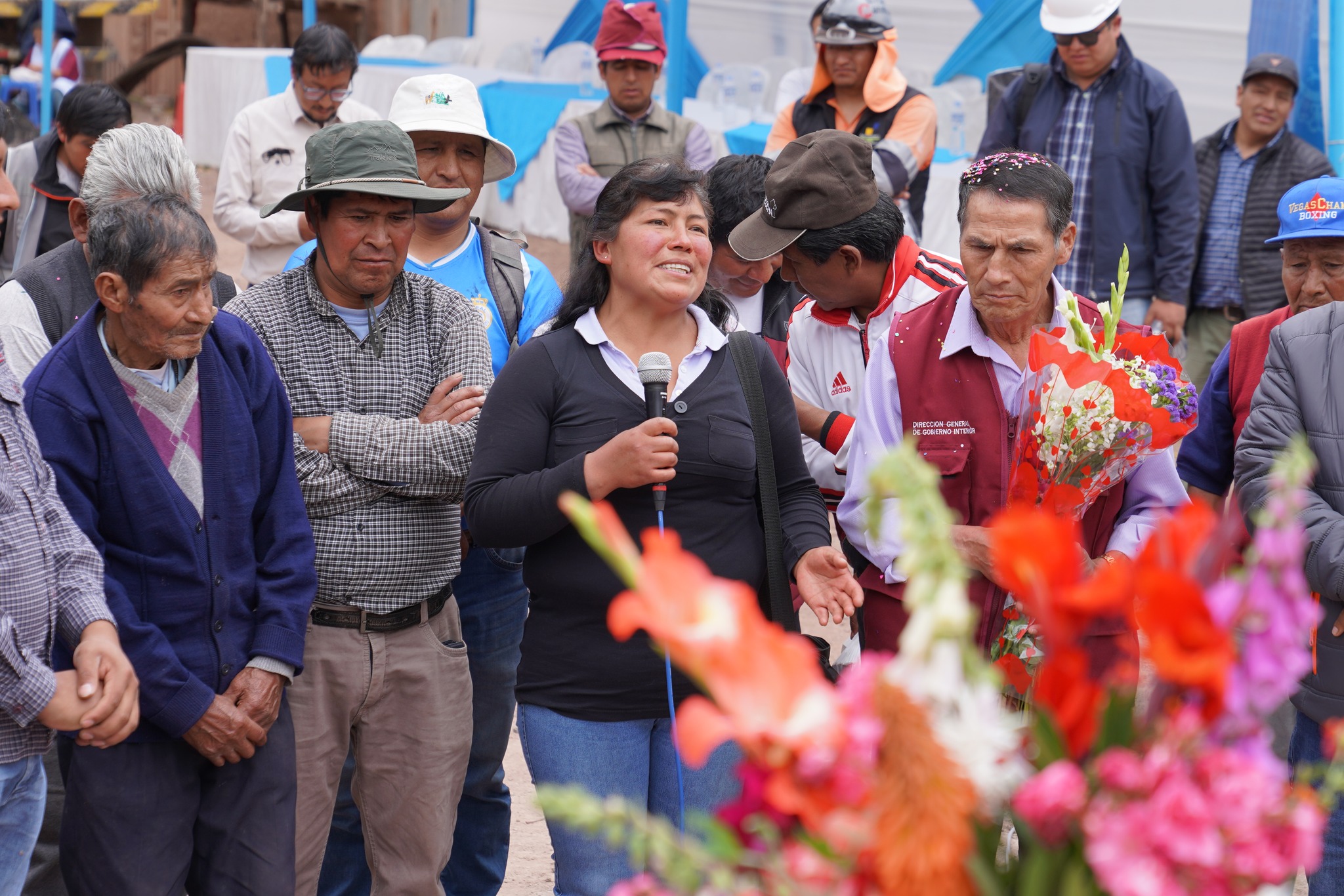 Alcalde de Urubamba coloca primera piedra para construcción de puente en APV Virgen de Lourdes
