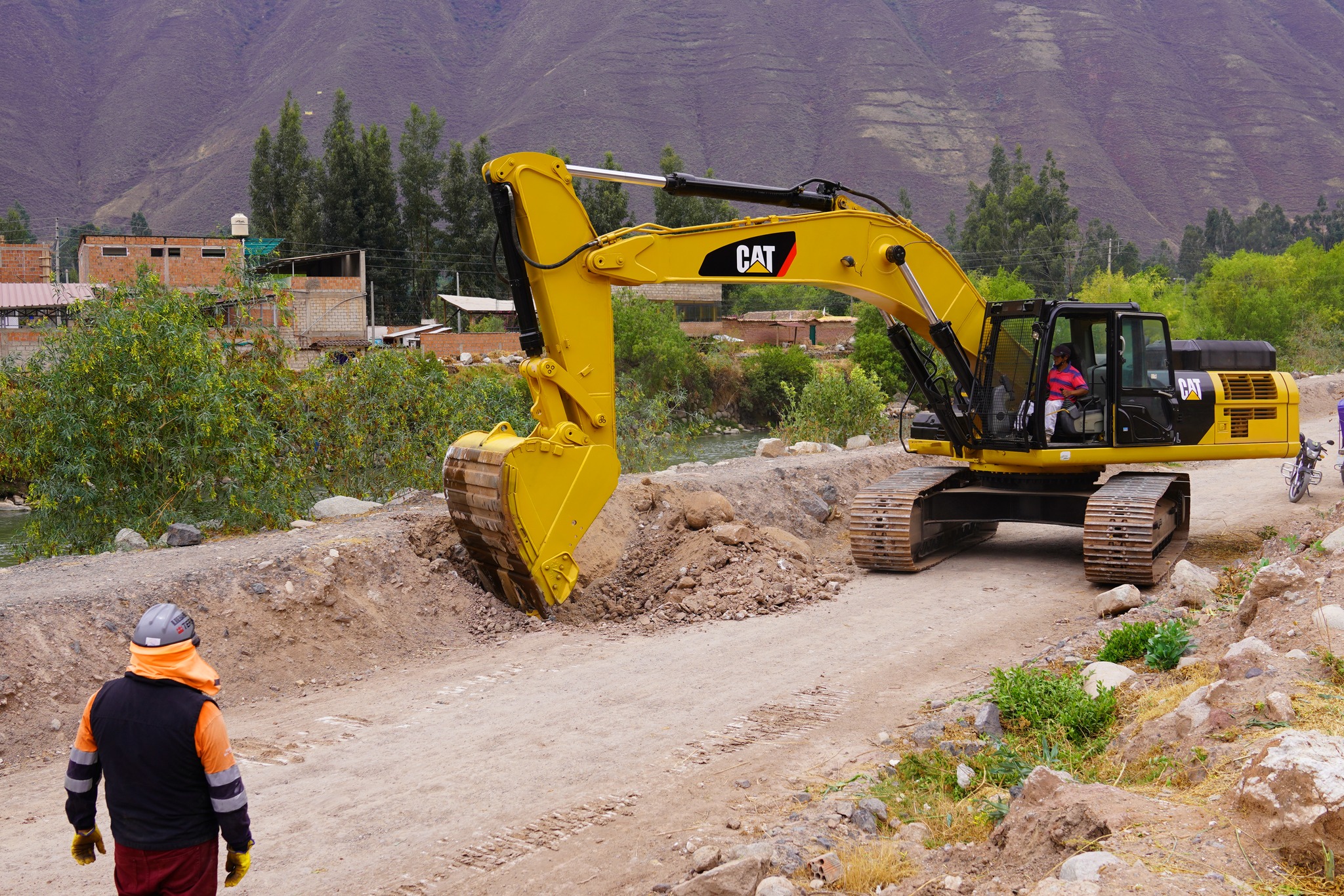Alcalde de Urubamba coloca primera piedra para construcción de puente en APV Virgen de Lourdes