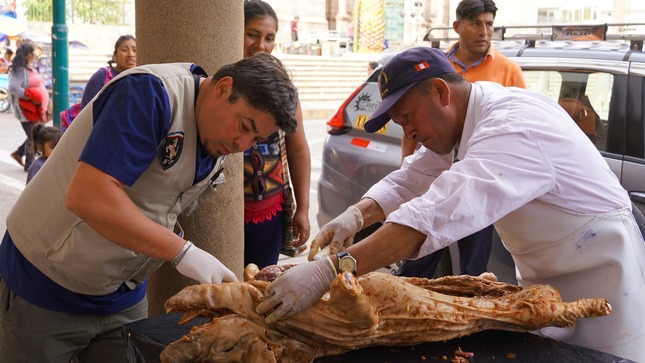 Municipalidad de Urubamba realiza control y sellado de carcasa de carne de cerdo 