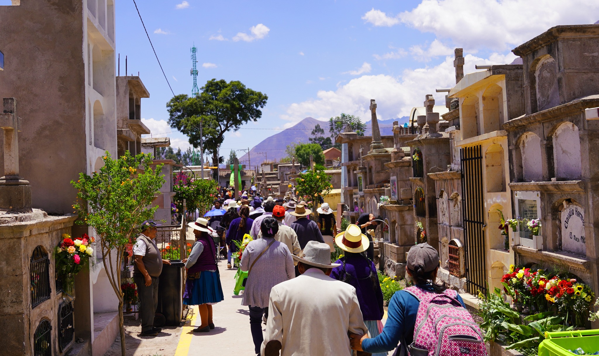 Urubamba celebra misa por el Día de Todos Los Santos y municipalidad garantiza orden y seguridad en Cementerio General