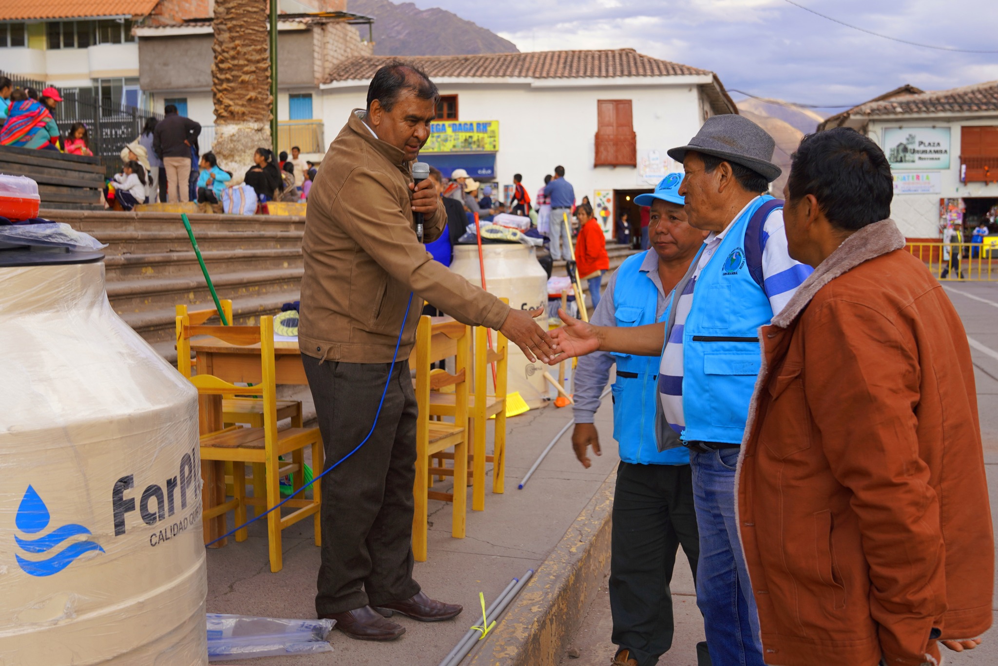 Alcalde provincial de Urubamba premia a participantes del Concurso Inter JASS 2022
