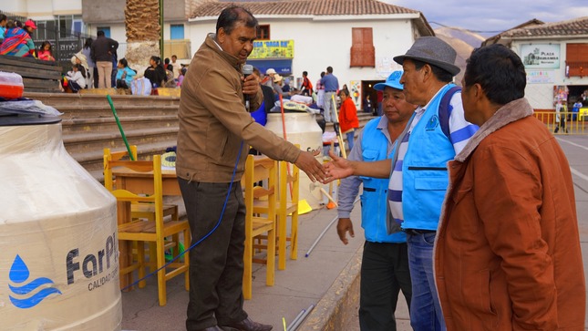 Alcalde provincial de Urubamba premia a participantes del Concurso Inter JASS 2022 
