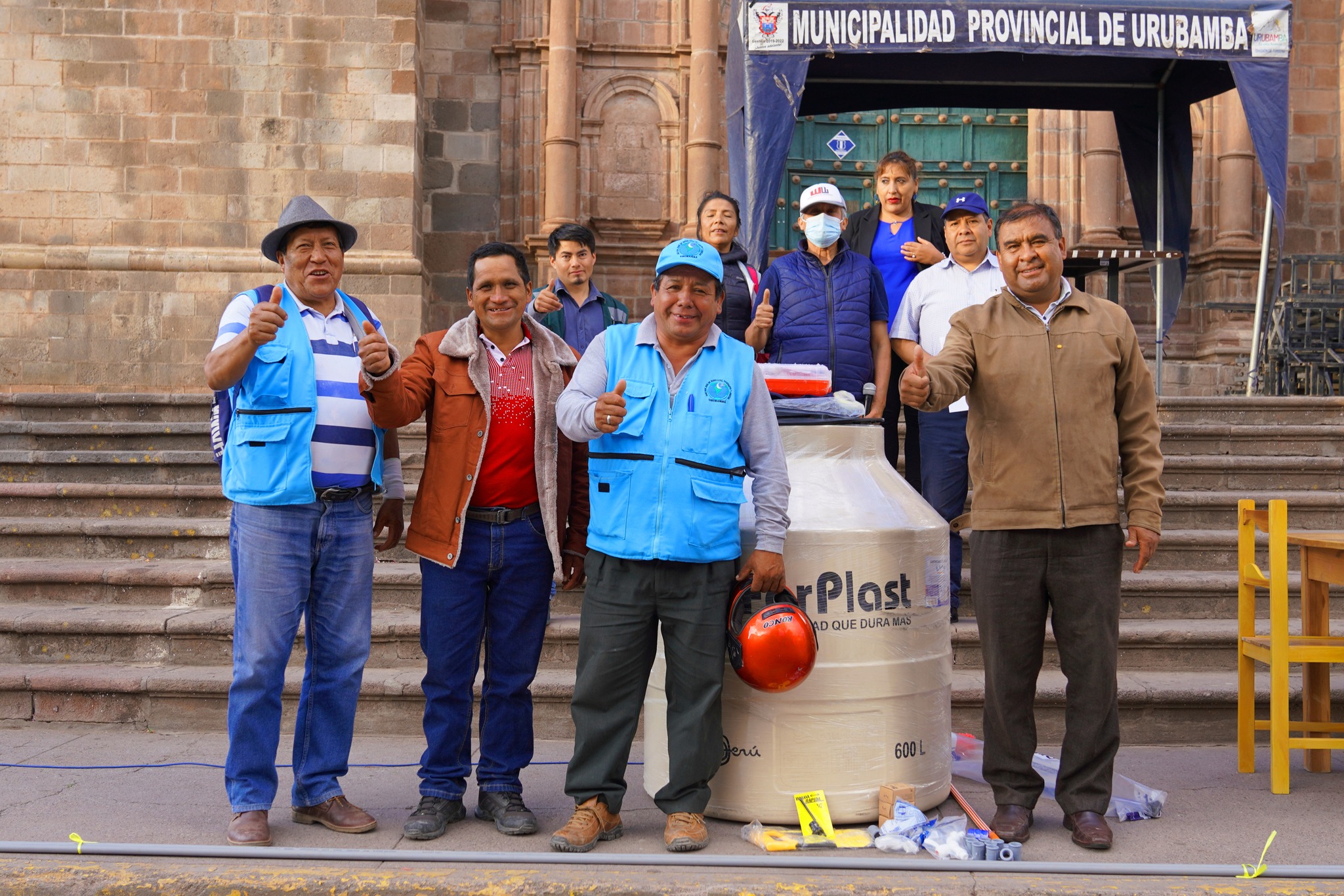 Alcalde provincial de Urubamba premia a participantes del Concurso Inter JASS 2022
