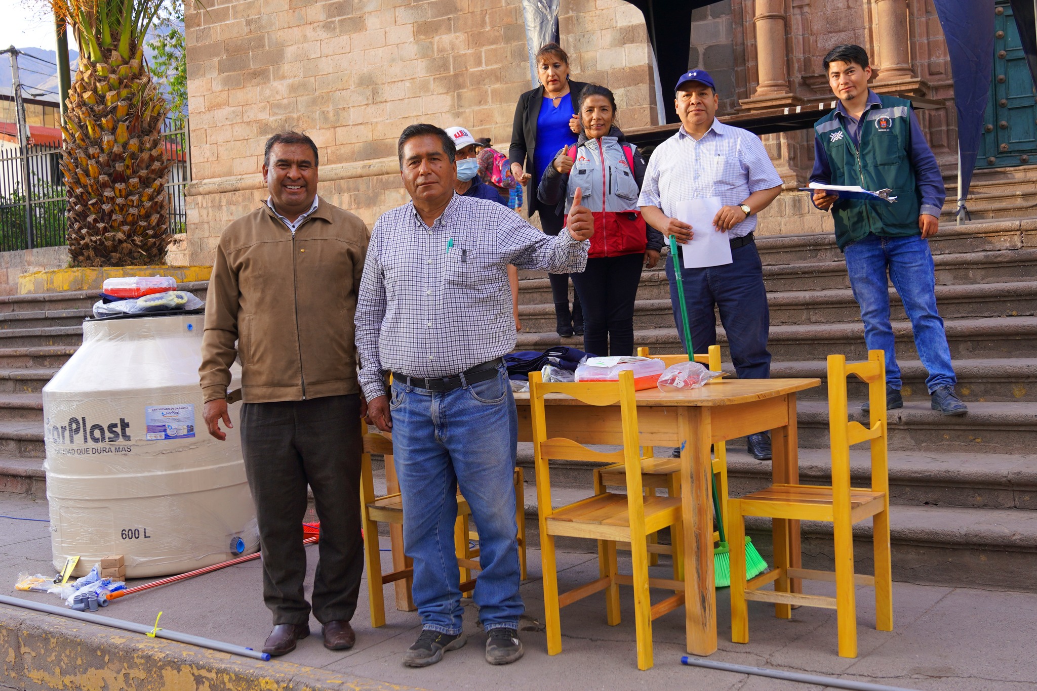 Alcalde provincial de Urubamba premia a participantes del Concurso Inter JASS 2022