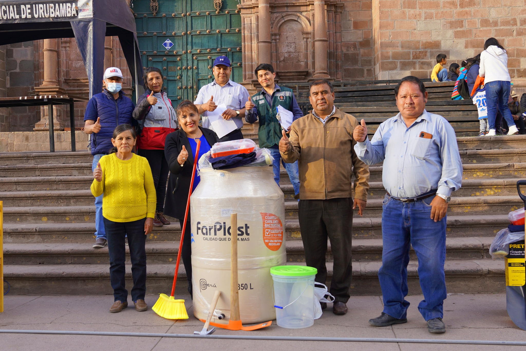 Alcalde provincial de Urubamba premia a participantes del Concurso Inter JASS 2022