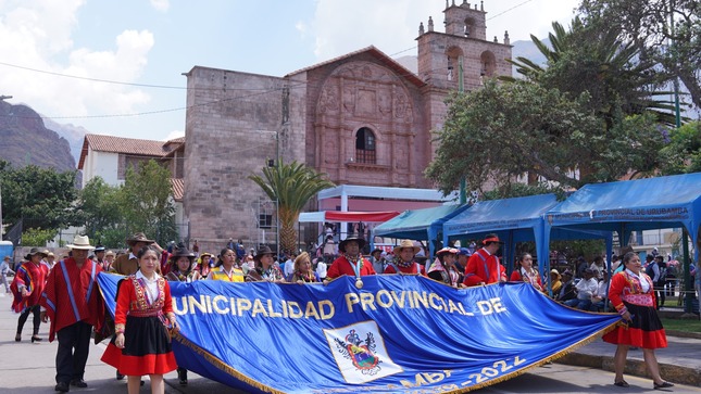 Más de un centenar de delegaciones de instituciones públicas y privadas participan en Desfile Cívico por aniversario de Urubamba