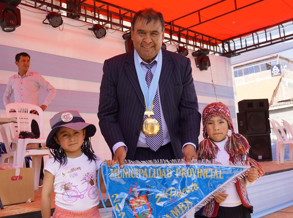 Alcalde provincial de Urubamba entrega gallardetes a instituciones ganadoras del Desfile Escolar por 183 Aniversario de Benemérita Ciudad