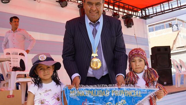 Alcalde provincial de Urubamba entrega gallardetes a instituciones ganadoras del Desfile Escolar por 183 Aniversario de Benemérita Ciudad