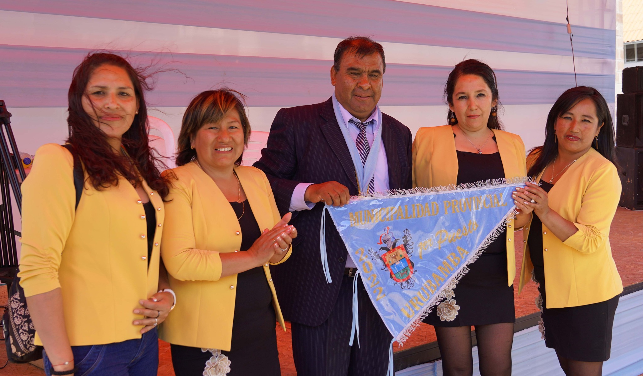 Alcalde provincial de Urubamba entrega gallardetes a instituciones ganadoras del Desfile Escolar por 183 Aniversario de Benemérita Ciudad