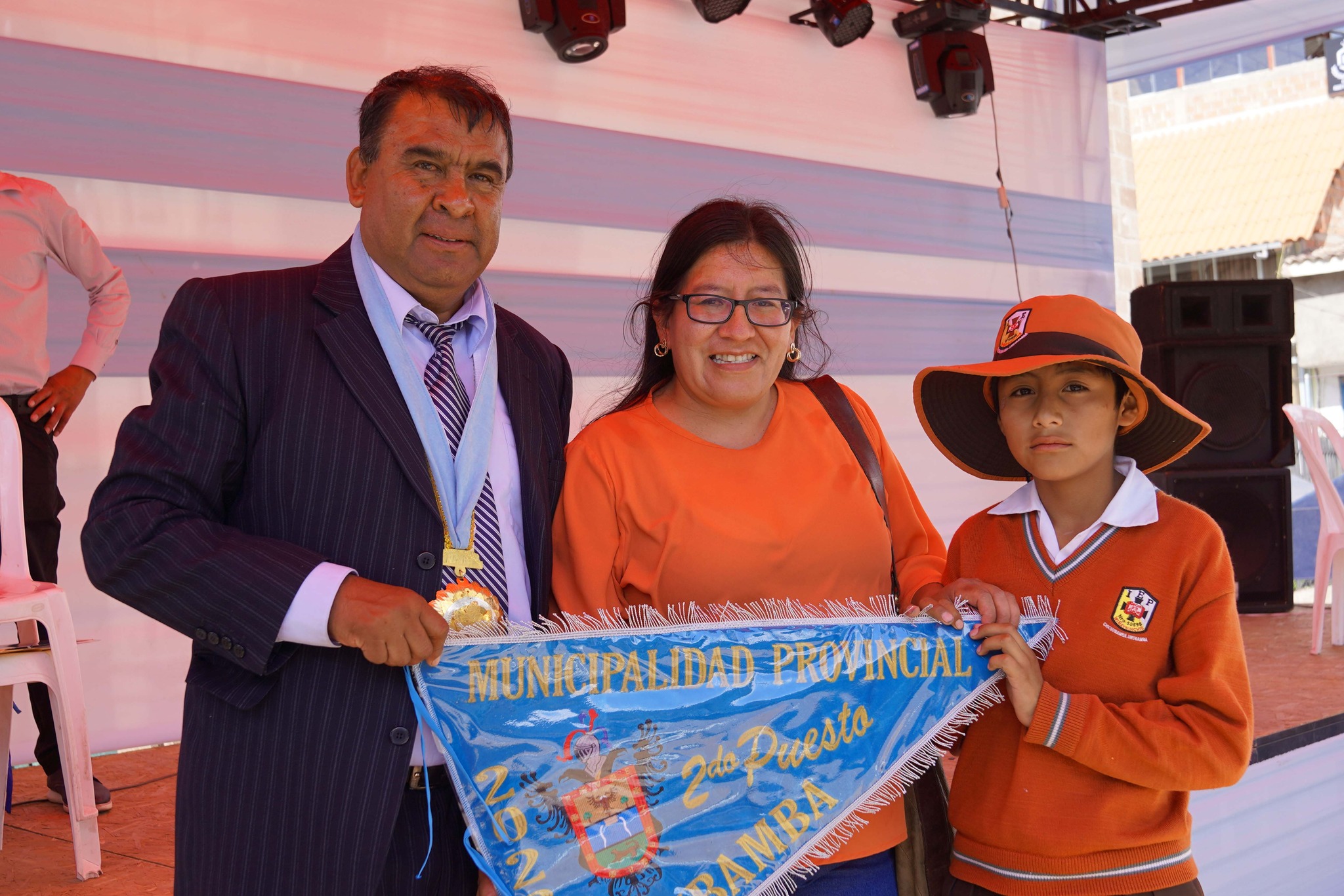 Alcalde provincial de Urubamba entrega gallardetes a instituciones ganadoras del Desfile Escolar por 183 Aniversario de Benemérita Ciudad