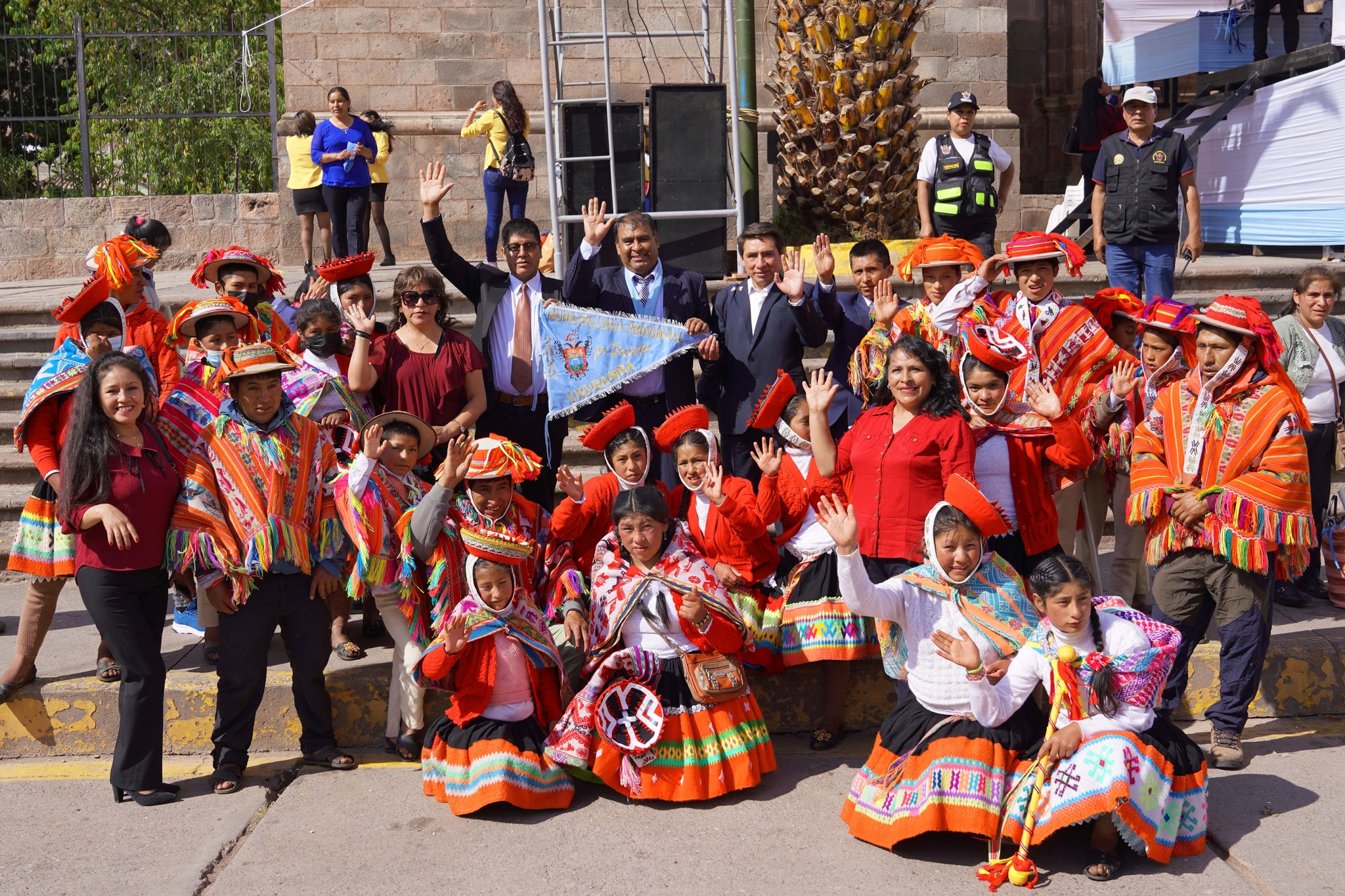 Alcalde provincial de Urubamba entrega gallardetes a instituciones ganadoras del Desfile Escolar por 183 Aniversario de Benemérita Ciudad