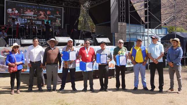 Municipalidad de Urubamba condecora con resolución de alcaldía a empresarios brasileños participantes de la Expo Urubamba 2022