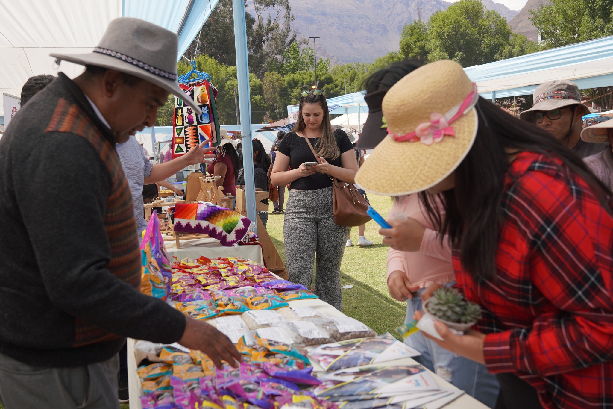 Municipalidad de Urubamba condecora con resolución de alcaldía a empresarios brasileños participantes de la Expo Urubamba 2022