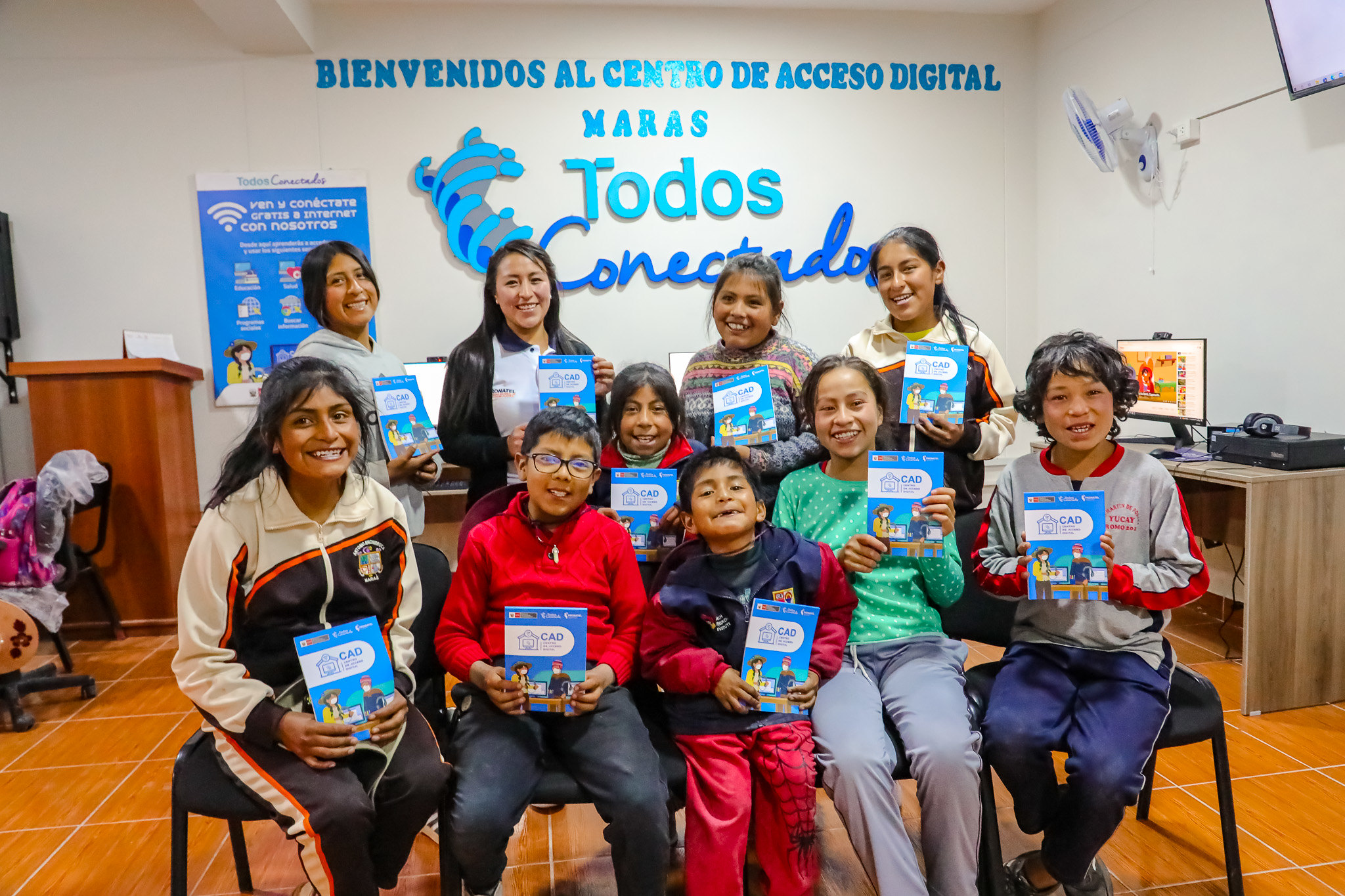 ARCHIVO JPG DEL CENTRO DE ACCESO DIGITAL CON LA LÍDER DIGITAL Y NIÑOS ASISTENTES