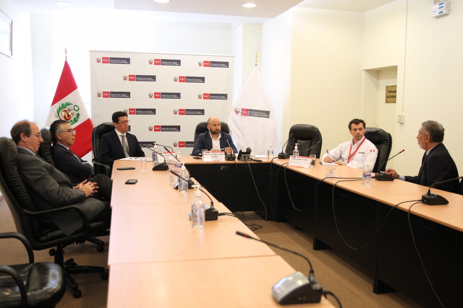 Ministro García se reúne con empresarios