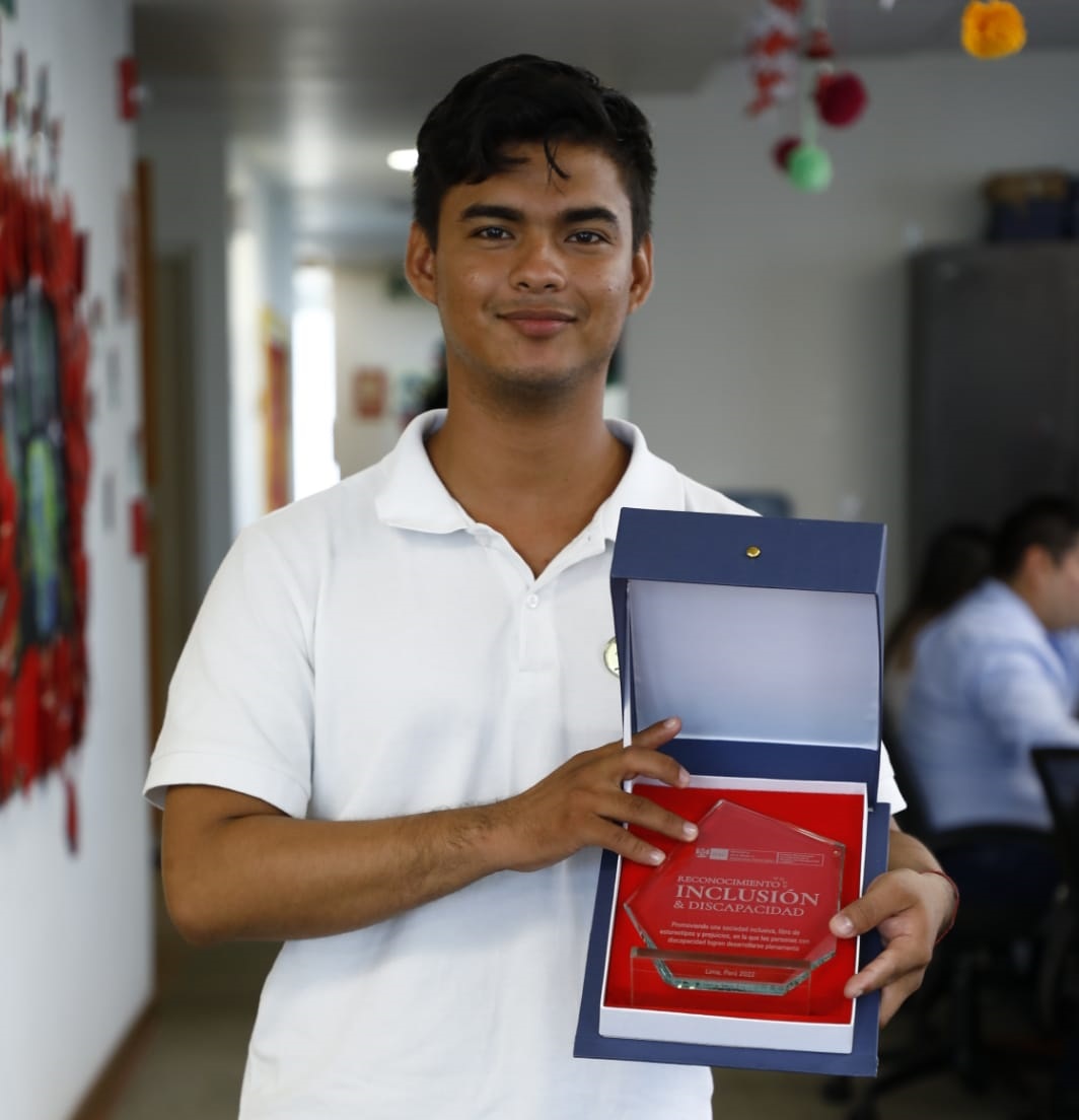 Ivo Andric Almeida Sánchez, recibe premio por su proyecto denominado “Educación Inclusiva de Sordos en Loreto”, como ganador del Concurso de Buenas Prácticas de Gestión Inclusiva (CBPGI) 2022, en la categoría Educación y bajo la modalidad de persona natural y sociedad civil.