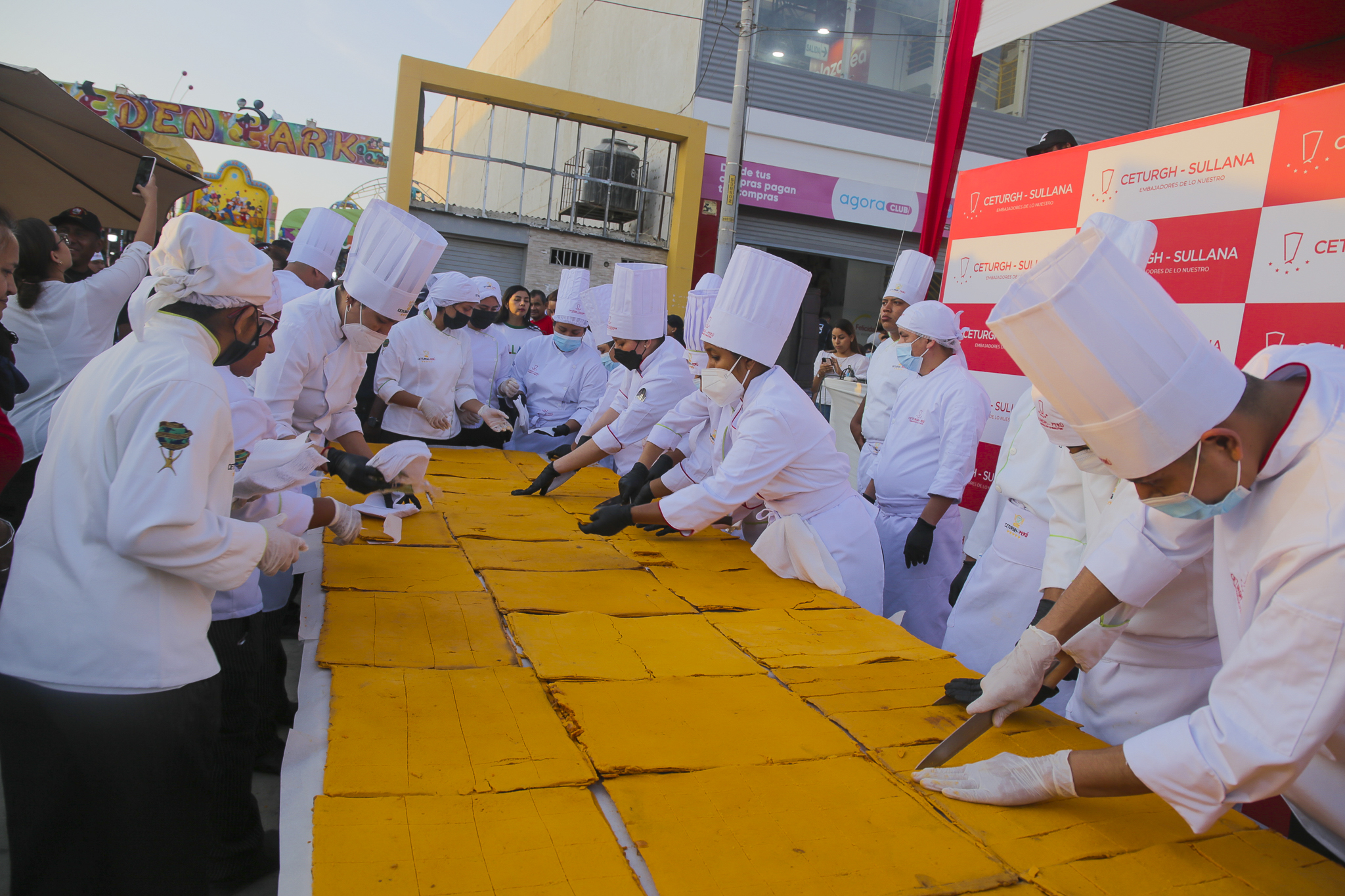 Como parte de la feria “Impulsando lo Nuestro 2022” que se realiza en la Plaza de Armas de esta ciudad, el instituto Ceturgh presentó y dio a degustar el “Chumbeque gigante” elaborado por sus alumnos.