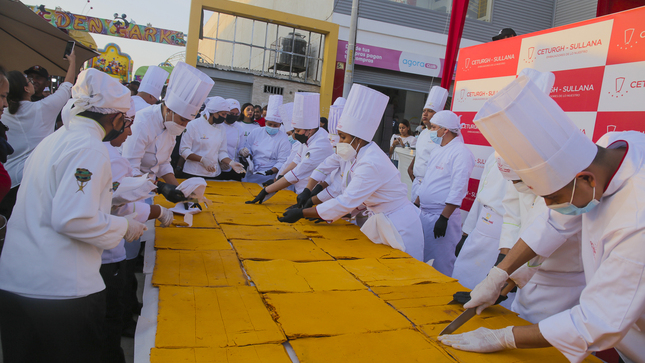 Como parte de la feria “Impulsando lo Nuestro 2022” que se realiza en la Plaza de Armas de esta ciudad, el instituto Ceturgh presentó y dio a degustar el “Chumbeque gigante” elaborado por sus alumnos.
