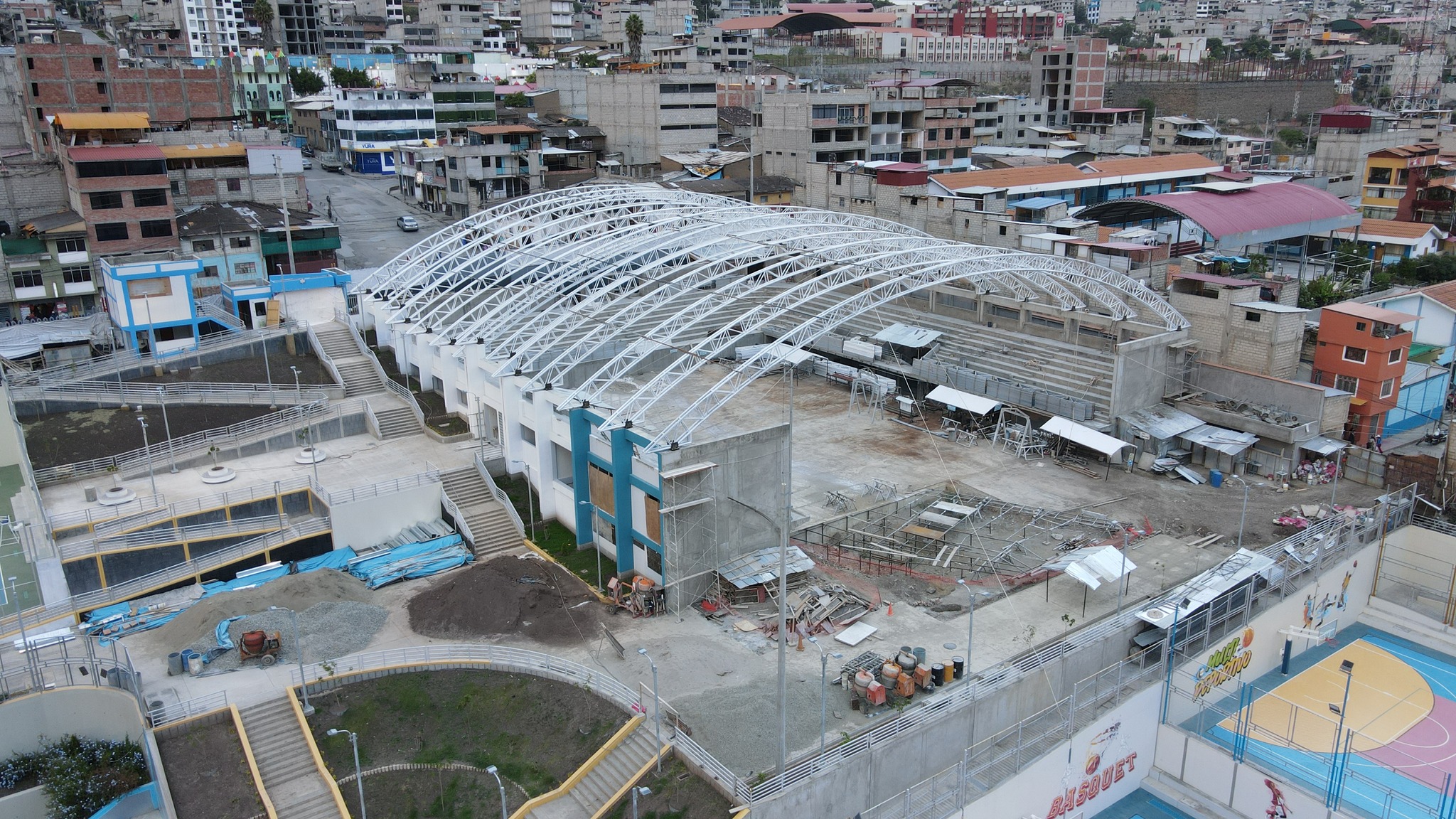 Gobernador Regional supervisando la obra del complejo deportivo El Olivo