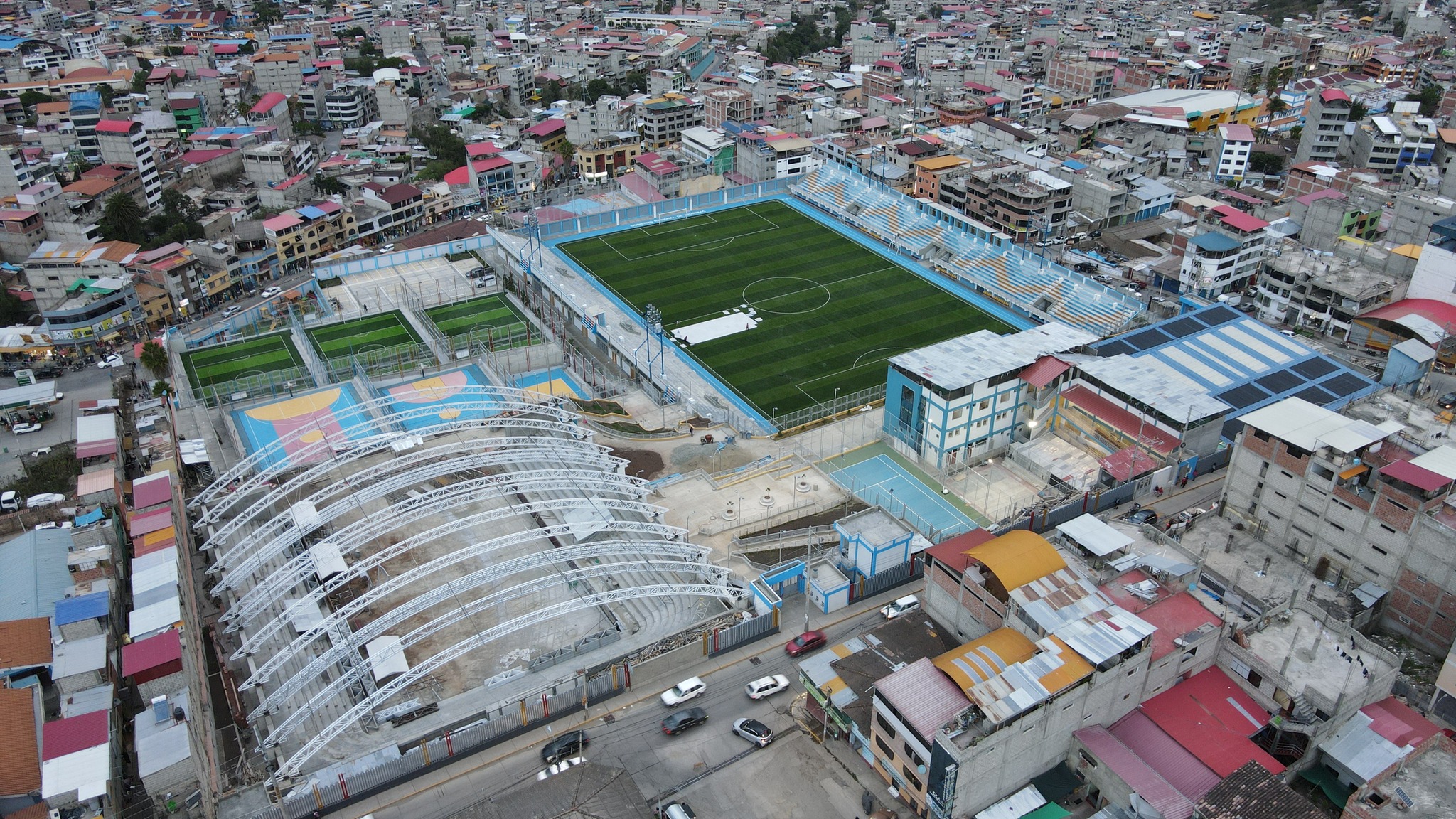 Gobernador Regional supervisando la obra del complejo deportivo El Olivo