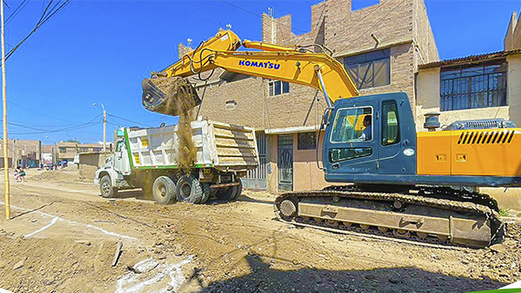 Maquinaria avanza corte de terreno, compactación y colocación de over