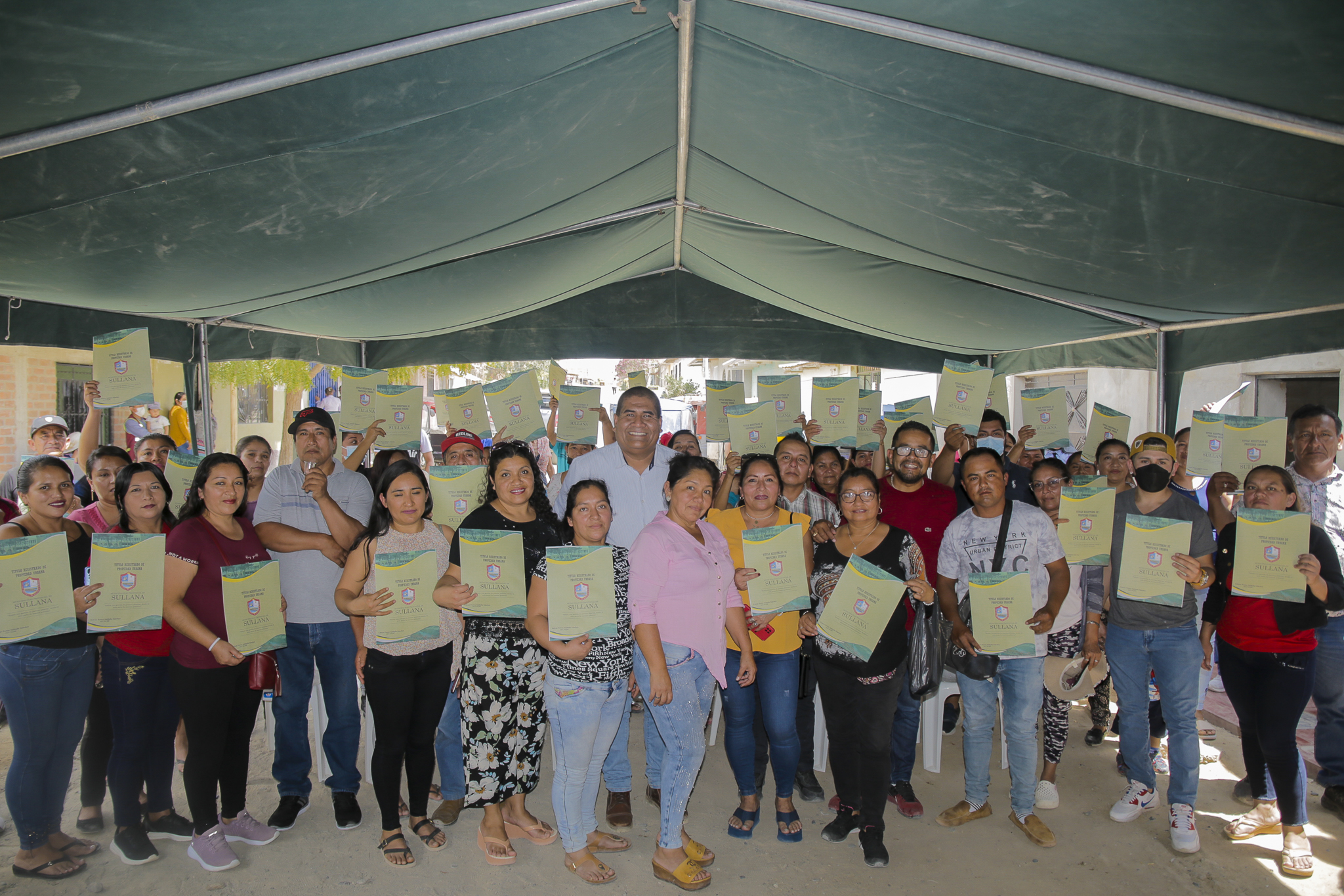 Después de más de dos décadas de fundación, los vecinos de la Urb. Popular Pilar Nores recibieron títulos de propiedad gracias a la gestión de sus dirigentes y el alcalde de Sullana Power Saldaña Sánchez.