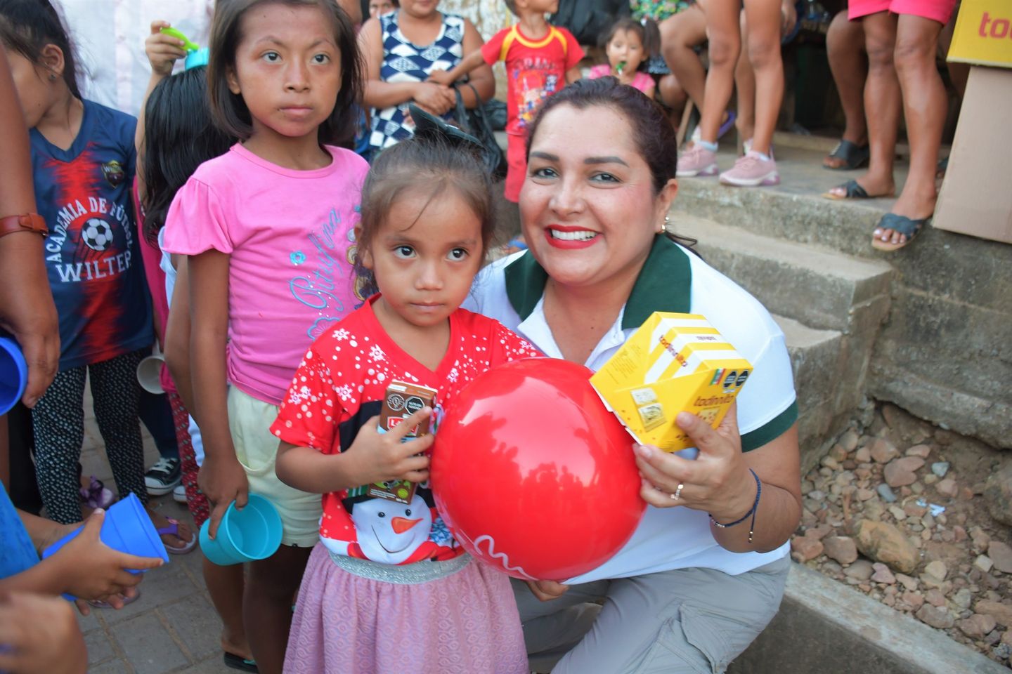 Vicegobernadora regional Nohemí Aguilar Puerta participó de actividad donde se regalaron juguetes y disfrutaron de un show infantil.