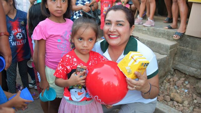 Vicegobernadora regional Nohemí Aguilar Puerta participó de actividad donde se regalaron juguetes y disfrutaron de un show infantil.