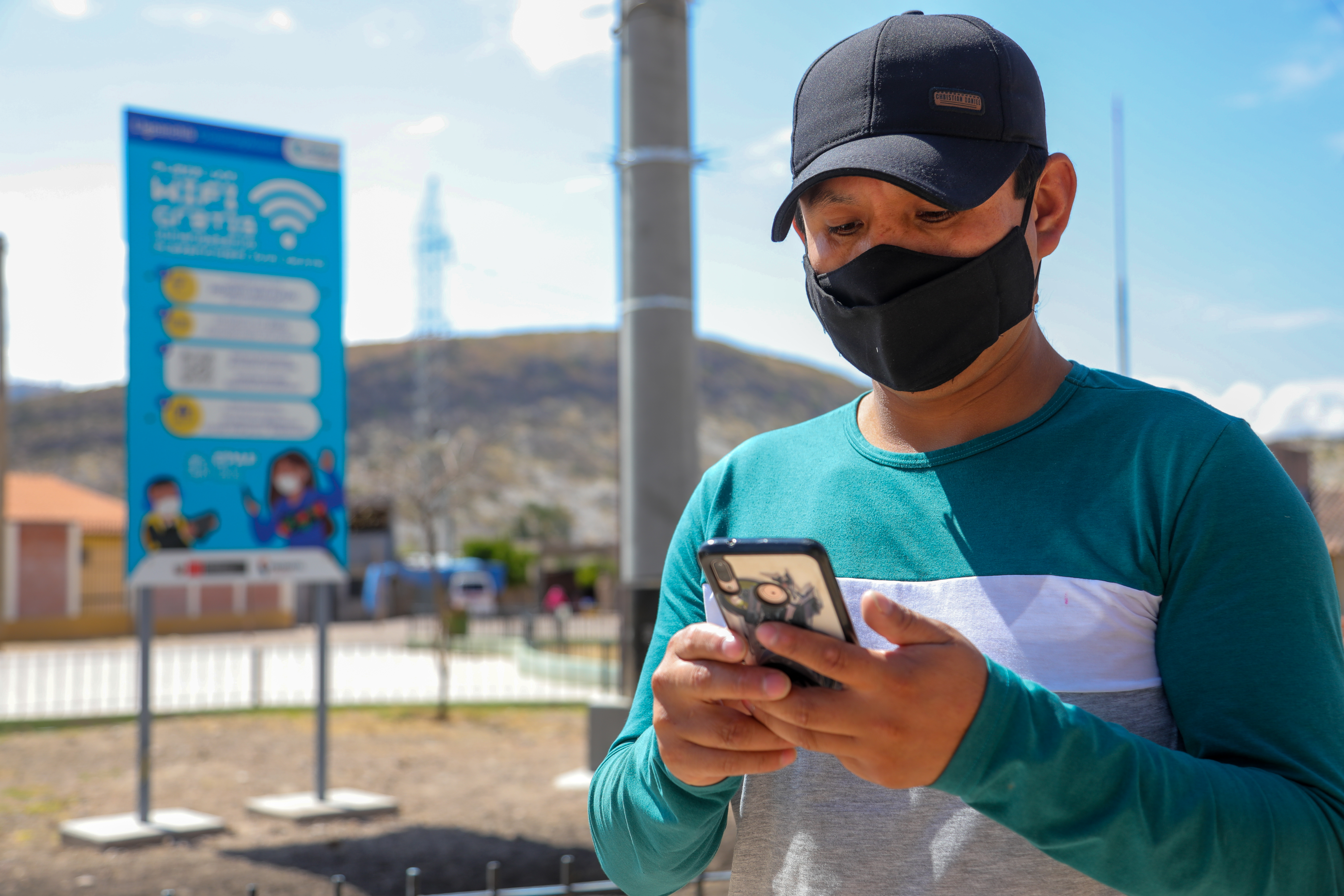 JPG de ciudadano conectado al Internet desde su celular