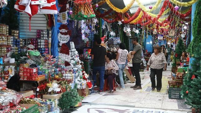 En la primera semana del mes de diciembre, se iniciará la tradicional Feria Navideña 2022, la misma que se realizará en el interior del estadio Campeones del 36, informó la gerente de Desarrollo, Ing. Jessica Viera.