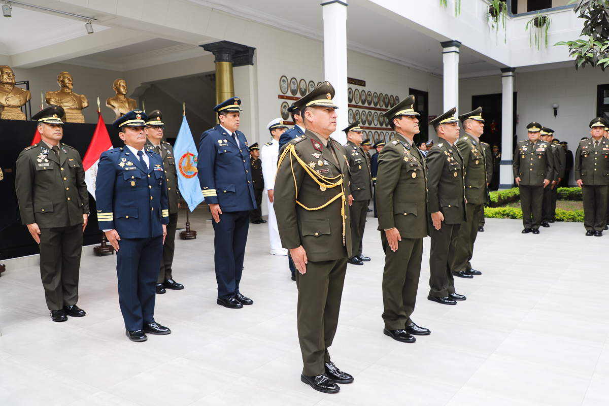 Entrega de galones y caponas al personal del CCFFAA
