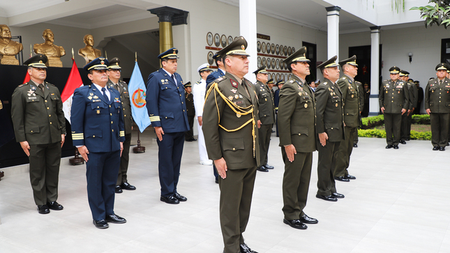 Entrega de galones y caponas al personal del CCFFAA