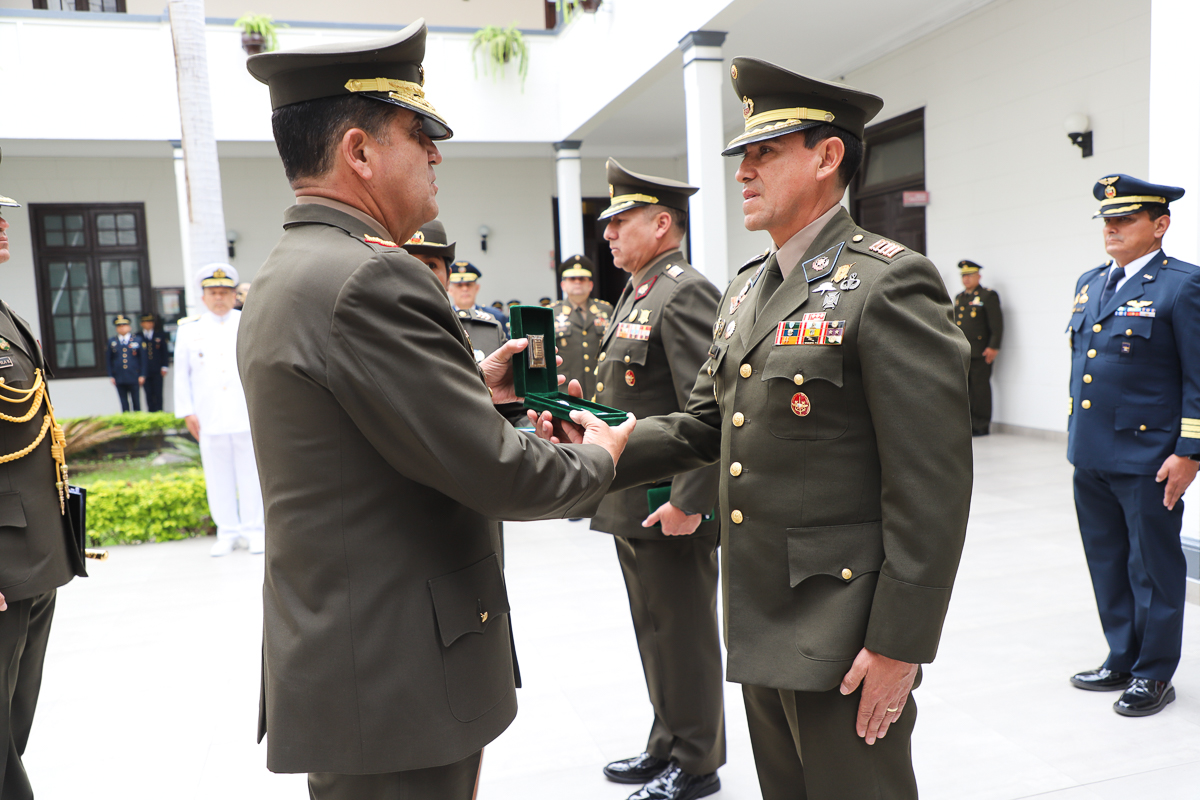 Entrega de galones y caponas al personal del CCFFAA