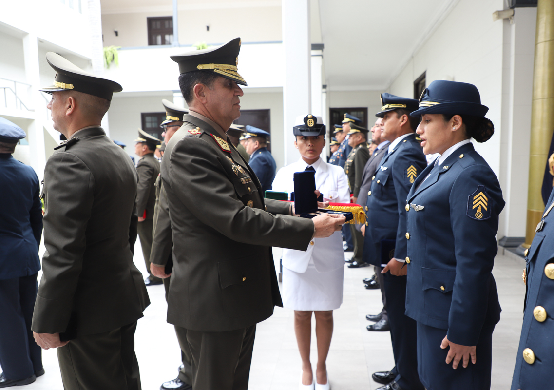 Entrega de galones y caponas al personal del CCFFAA