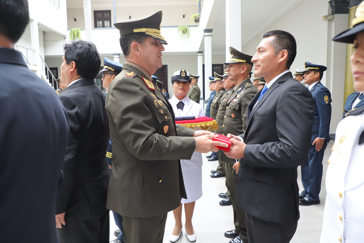 Entrega de galones y caponas al personal del CCFFAA