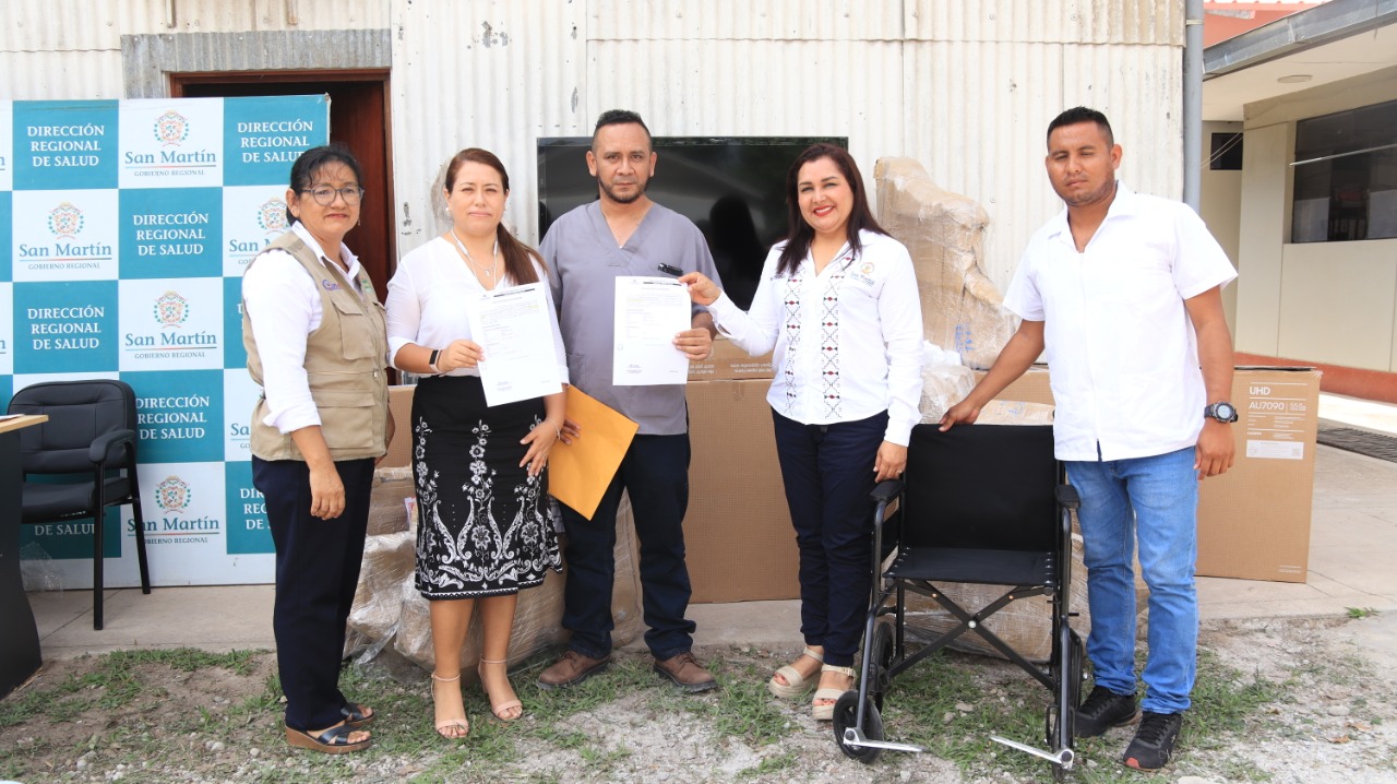 Entrega de resoluciones a centro de salud con pertinencia cultural y sillas de ruedas por parte de DEVIDA