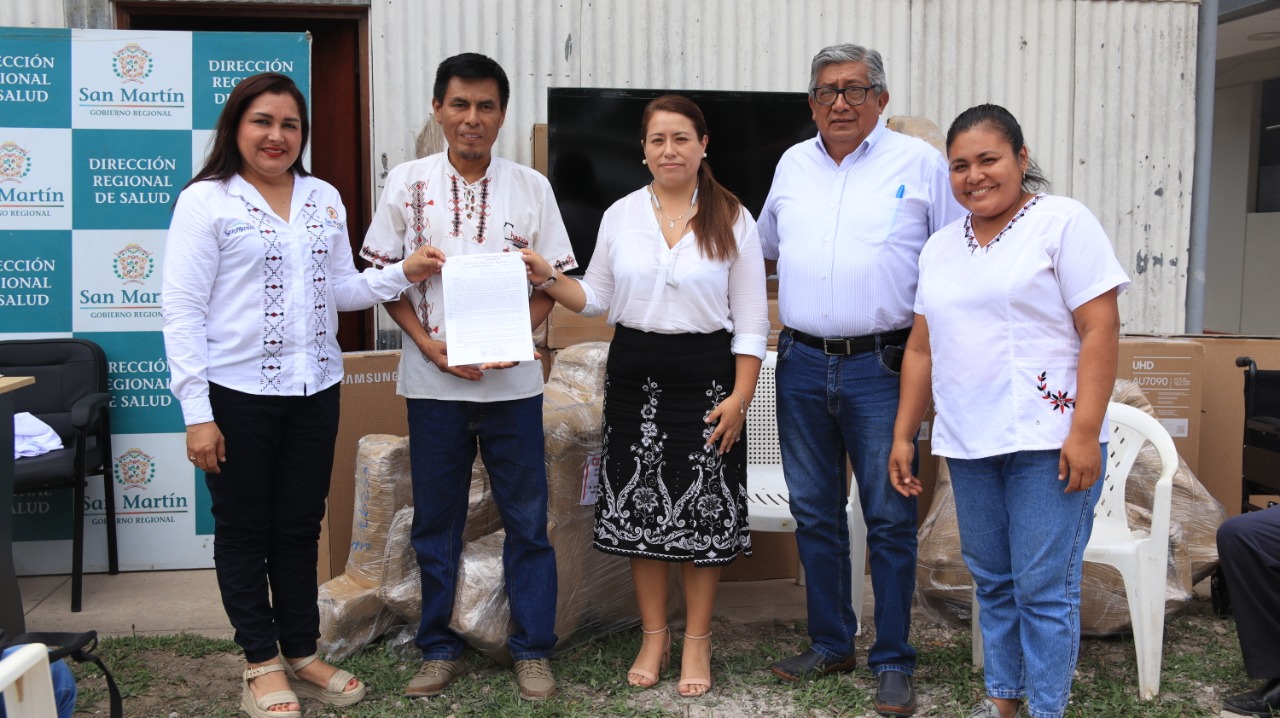 Entrega de resoluciones a centro de salud con pertinencia cultural