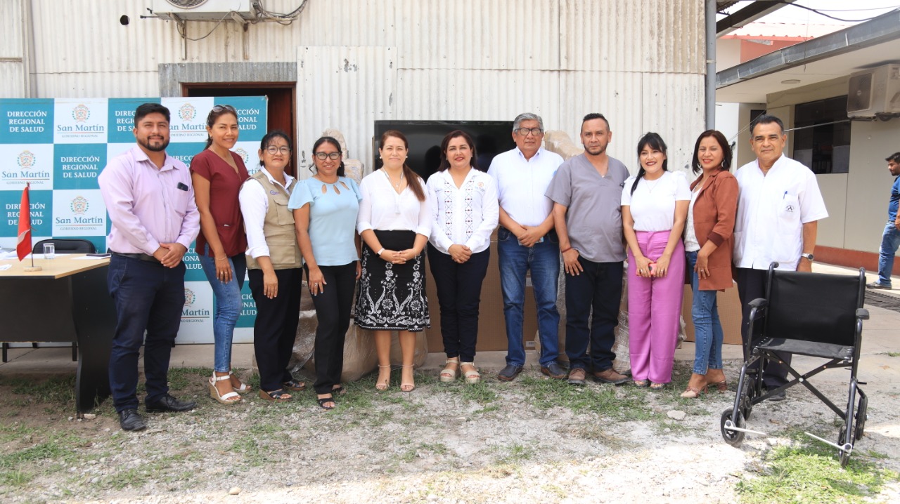 Entrega de resoluciones a centro de salud con pertinencia cultural y sillas de ruedas por parte de DEVIDA