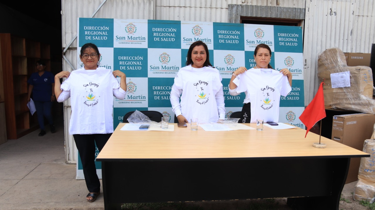 Entrega de resoluciones a centro de salud con pertinencia cultural y sillas de ruedas por parte de DEVIDA