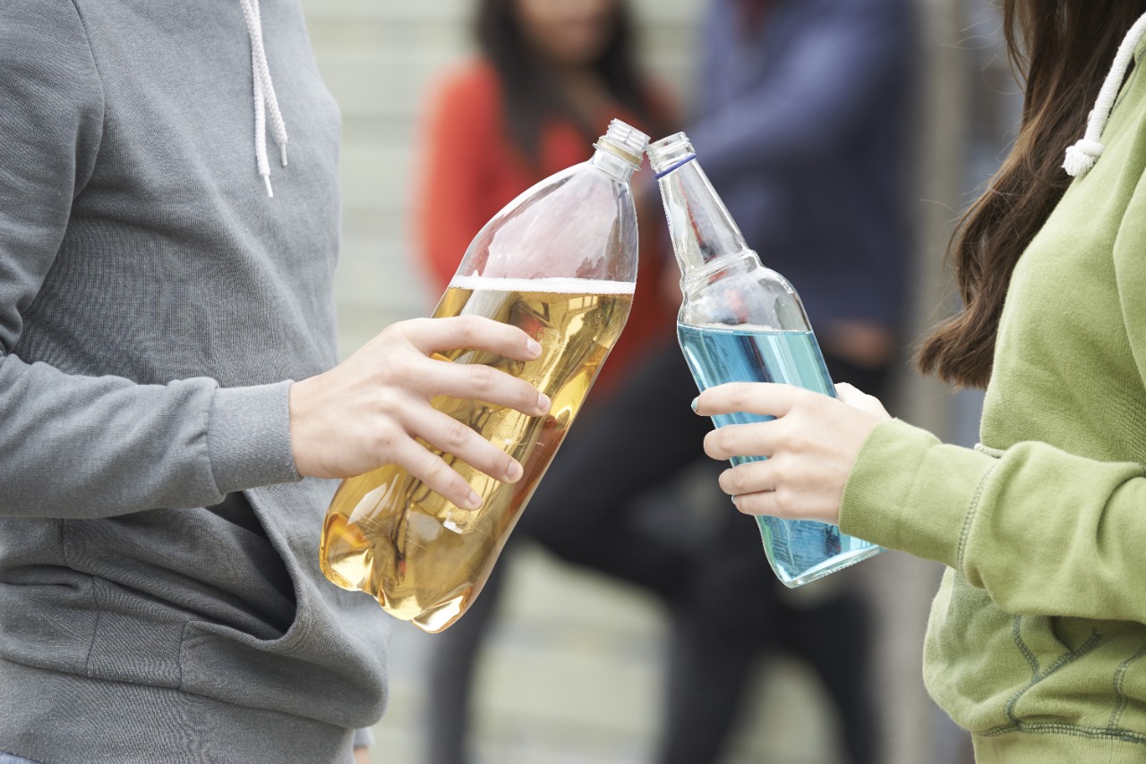 ¿Cómo identificar y evitar bebidas alcohólicas adulteradas?