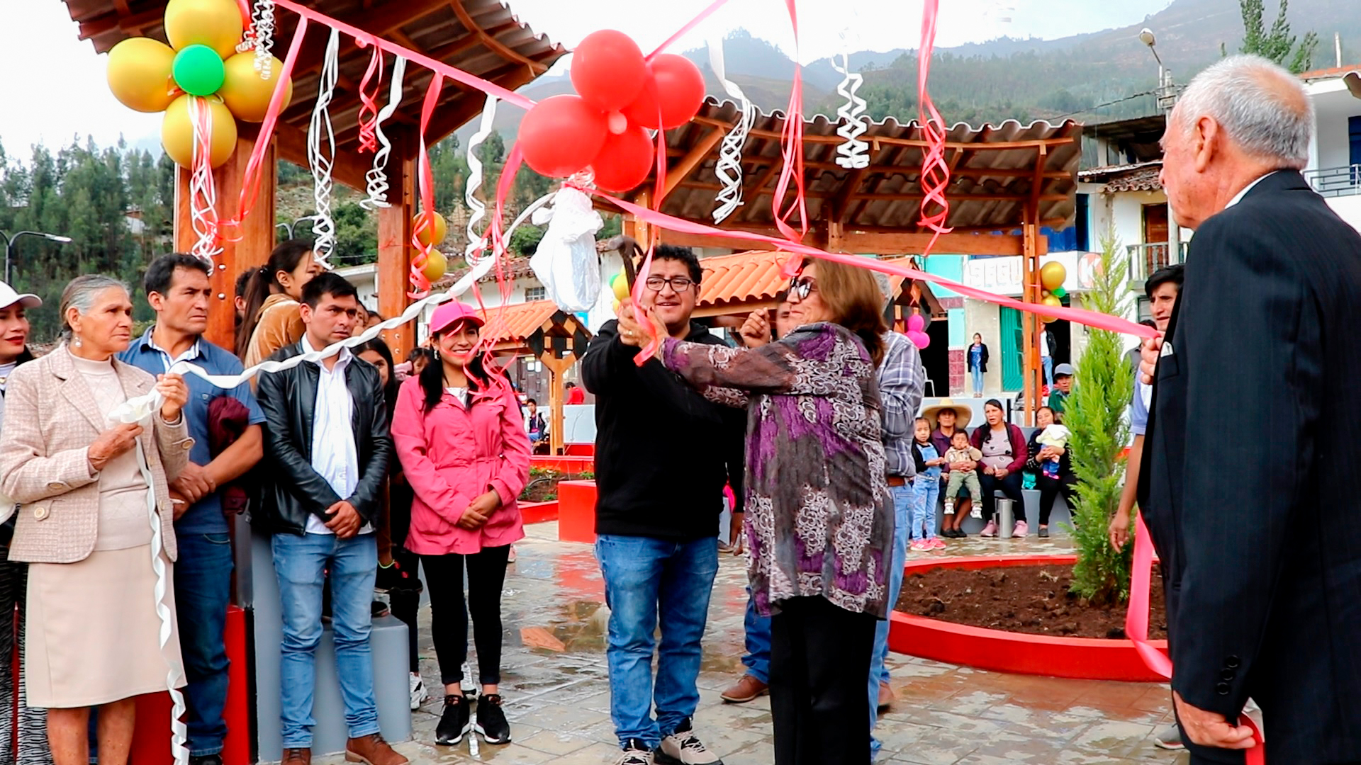 Alcalde distrital Abelardo Paredes Pérez inaugura Plaza de Armas de Cochabamba. 