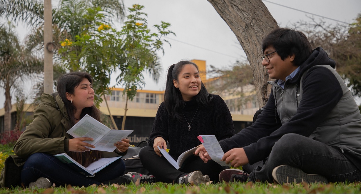 Talento del Pronabec junto a sus compañeros de universidad