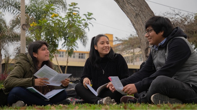 Talento del Pronabec junto a sus compañeros de universidad