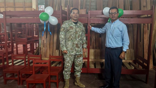 Entregan camarotes y mobiliario elaborados con madera incautada a instituciones educativas de la región
