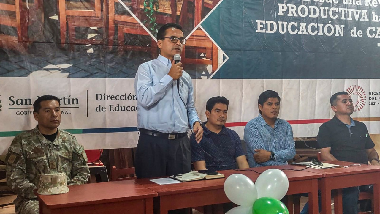 Entregan camarotes y mobiliario elaborados con madera incautada a instituciones educativas de la región