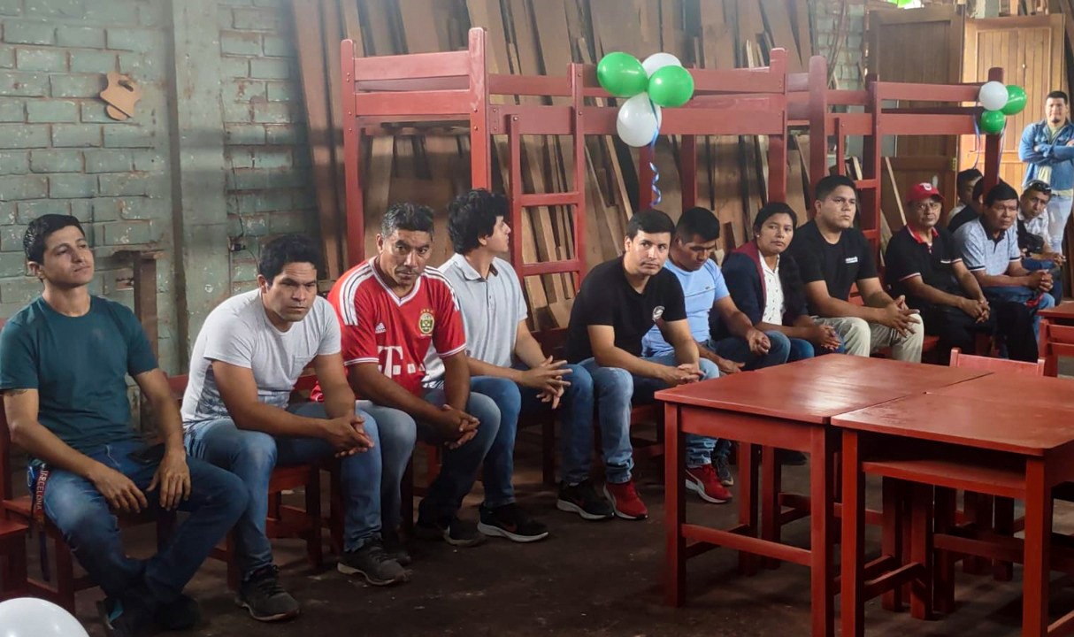 Entregan camarotes y mobiliario elaborados con madera incautada a instituciones educativas de la región