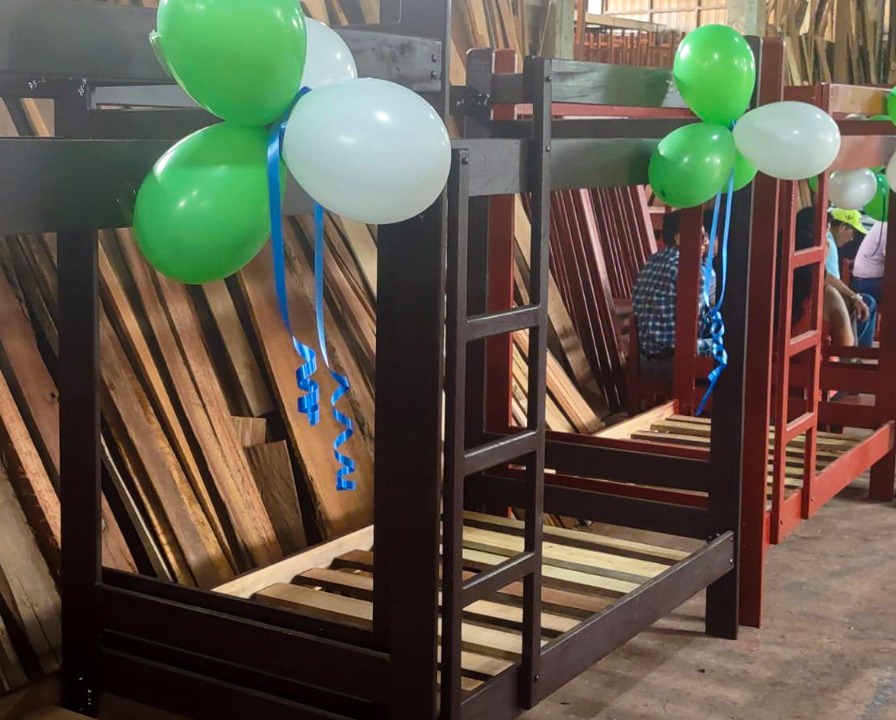 Entregan camarotes y mobiliario elaborados con madera incautada a instituciones educativas de la región
